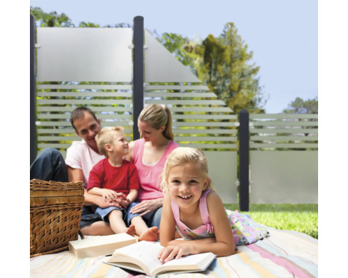 Familie entspannt im Garten mit Sichtschutzzaun