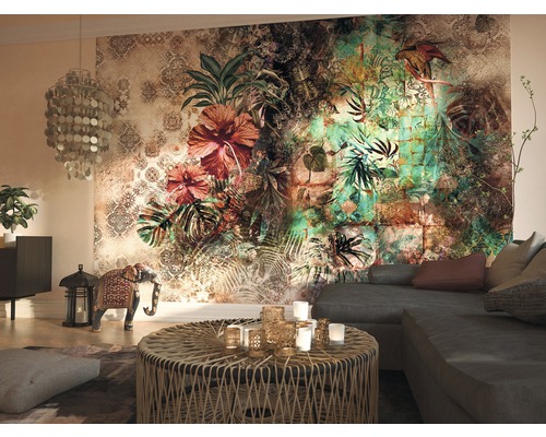 Wohnzimmer mit Fototapete mit Blumen- und Dschungelmotiven
