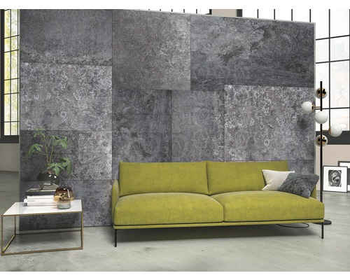 Salon avec carreaux muraux gris aspect pierre et canapé jaune