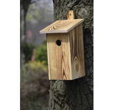 Holz Vogelhaus am Baum montiert