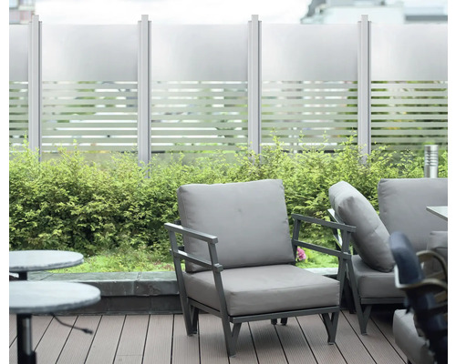 Scène avec éléments de protection visuelle sur une terrasse avec mobilier de jardin et plantations