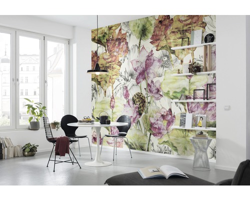 Intérieur avec papier peint photo floral, coin repas et étagères murales