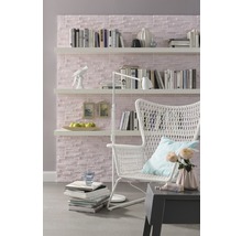 Salon avec bibliothèque, fauteuil et décoration