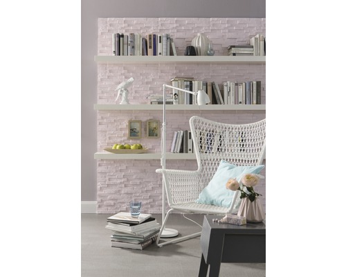 Salon avec bibliothèque, fauteuil et décoration