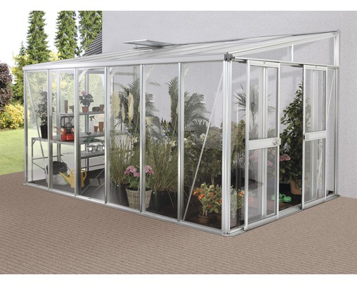 Serre adossée avec plantes et étagères