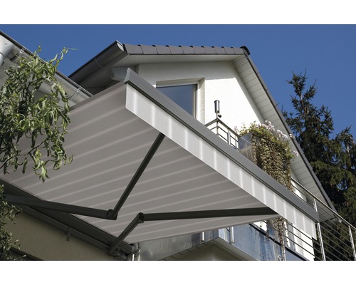 Store sur le balcon d''une maison d''habitation