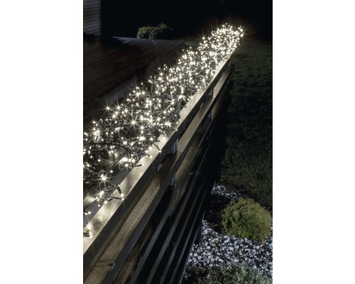 Lichterkette auf einem Gartenzaun für Aussenbeleuchtung