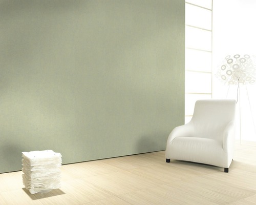 Heller Raum mit farbiger Wand, Sessel und Dekoration