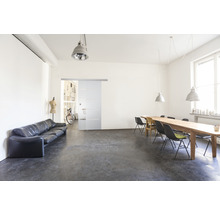 Heller Raum mit Sofa, Schiebetür, Tisch und Stühlen