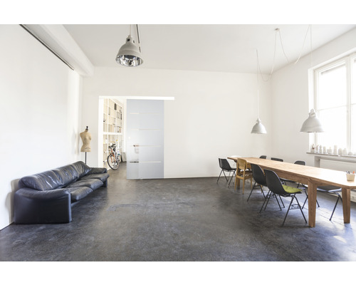 Photo intérieure d''une pièce lumineuse avec canapé, table à manger et porte coulissante