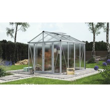 Gewächshaus im Garten mit Pflanzen und Gartenzubehör