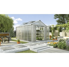 Gewächshaus mit geöffneten Türen und Fenstern in einem Garten
