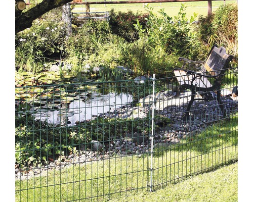 Clôture en treillis métallique double dans un jardin paysager avec étang et banc