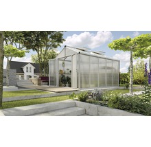 Gewächshaus im Garten mit geöffneten Türen und Pflanzenregal.