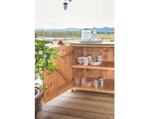 Outdoor-Küche mit Geschirr und Gläsern in Holzschrank