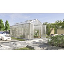 Gewächshaus im Garten mit geöffneten Türen und Gartenmöbeln