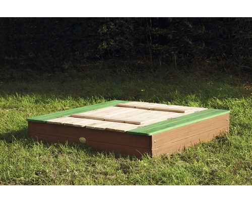 Bac à sable carré en bois avec couvercle dans le jardin.