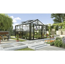 Gewächshaus mit Pflanzenregalen und geöffneten Fenstern im Garten