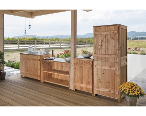 Holzküchenzeile mit Schränken und Arbeitsflächen im Aussenbereich auf einer Terrasse