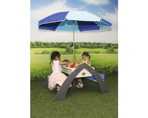 Groupe de sièges pour enfants avec parasol à l''extérieur