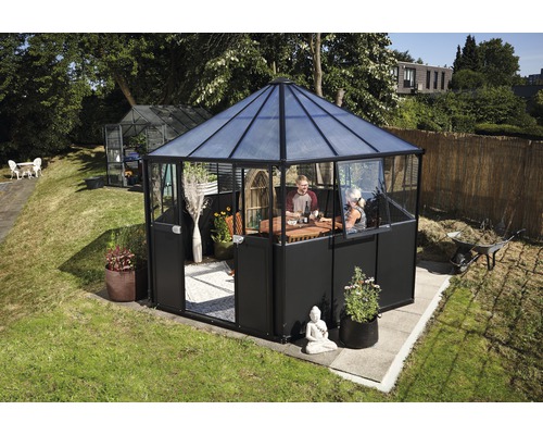 Pavillon de jardin hexagonal en verre avec des personnes assises