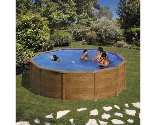 Familie schwimmt in einem Holzpool im Garten.