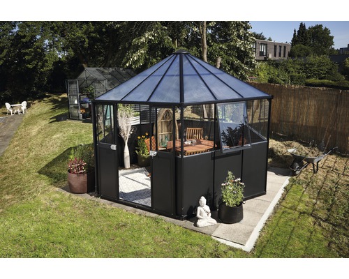 Jardin avec serre et pavillon de jardin avec mobilier