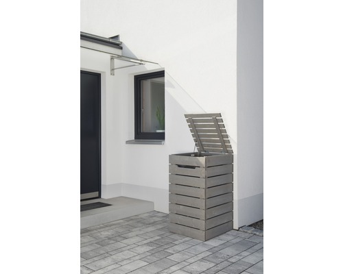 Mülltonnenbox aus Holz mit geöffnetem Deckel vor Hauswand