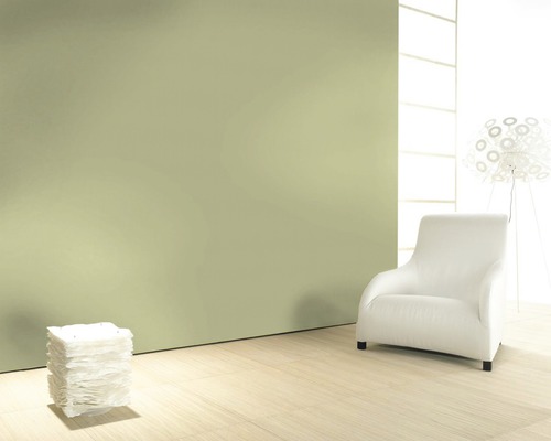 Salon avec fauteuil, lampe et décoration murale