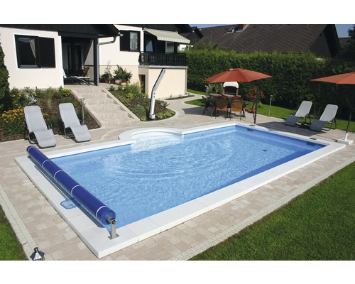 Piscine dans le jardin avec couverture de piscine, chaises longues et parasols