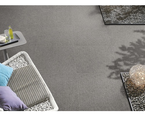 Graue Terrassenfliesen mit Lounge-Bereich und Beistelltisch