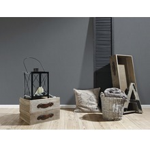 Dekorative Szene mit Laterne, Kissen, Korb und Holzkisten