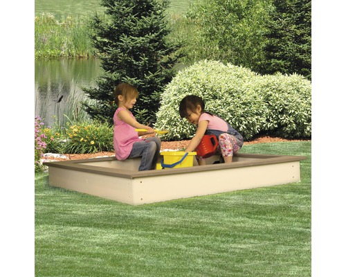 Bac à sable avec deux enfants jouant dans le jardin