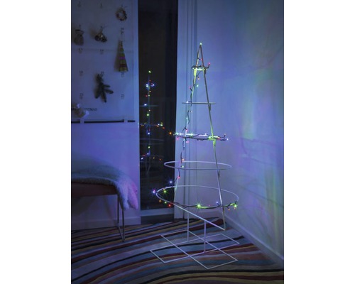 Sapin de Noël décoratif et minimaliste en métal avec guirlande lumineuse dans le salon.
