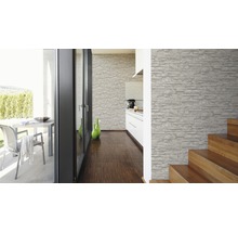 Intérieur avec papier peint en pierre, plancher en bois et escalier