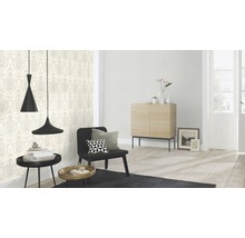 Salon avec papier peint à motifs floraux, suspensions et meubles