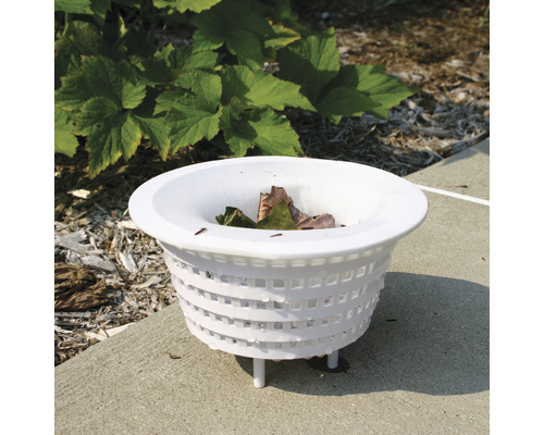 Panier de skimmer de piscine blanc avec des feuilles sur sol en béton