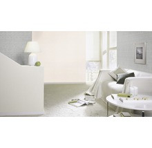 Salon avec canapé, table, lampe et papier peint à motifs