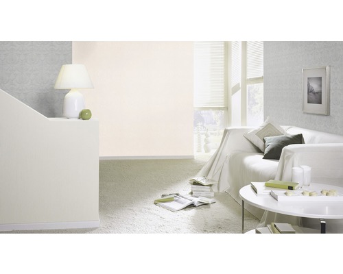 Salon avec canapé, table, lampe et papier peint à motifs