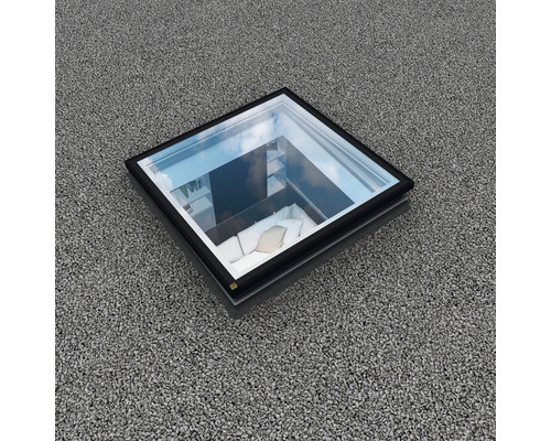 Lucarne carrée donnant sur un intérieur moderne