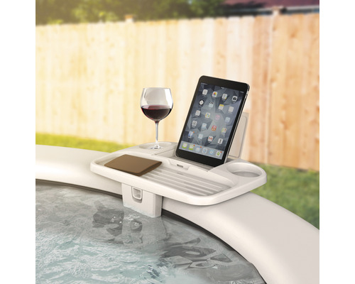 Tablette, verre à vin et dessous de verre sur un plateau de bain à remous