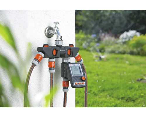 Gardena Wasserverteiler automatic mit Bewässerungscomputer am Wasserhahn montiert