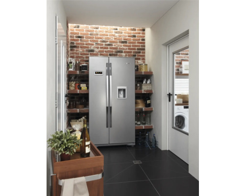 Cuisine avec réfrigérateur côte à côte, étagères, mur en briques et sol en carrelage noir