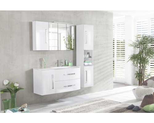 Helles Badezimmer mit weissem Waschtisch, Spiegelschrank und Hochschrank für ein modernes Ambiente.