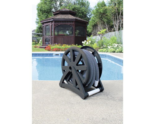 Poolschlauchaufroller neben einem Pool