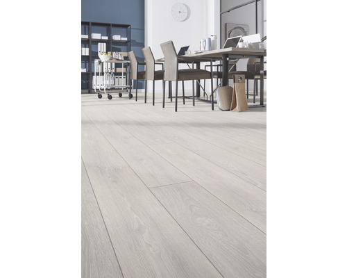 Sol stratifié clair dans un bureau avec mobilier