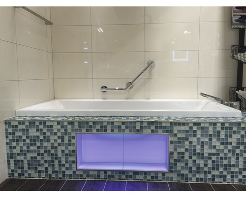 Baignoire encastrée avec mosaïque, barre d''appui et compartiment de rangement avec éclairage