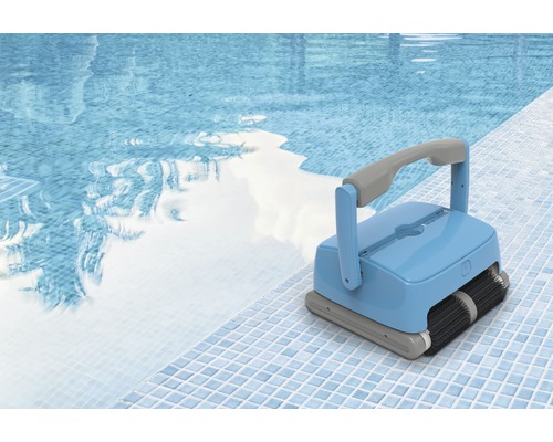 Machine de nettoyage automatique de piscine au bord de la piscine