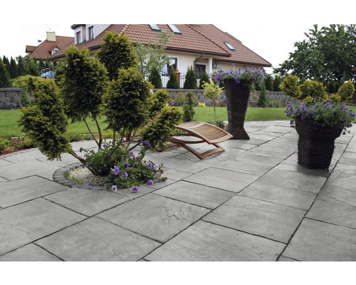 Terrasse avec pavés, mobilier de jardin et plantes
