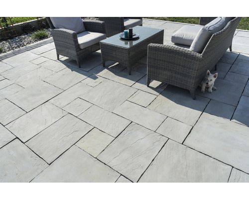 Terrasse avec dalles de terrasse claires et mobilier de jardin